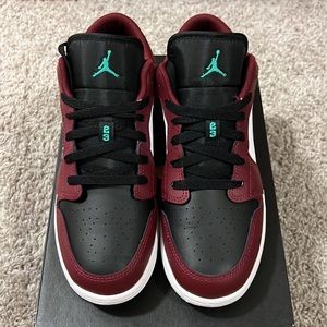 Air Jordan 1 Low SE (GS) Dark Beetroot/Black-Roma Green